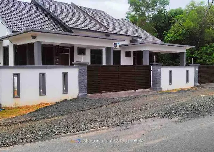 Afza Homestay Paka B
